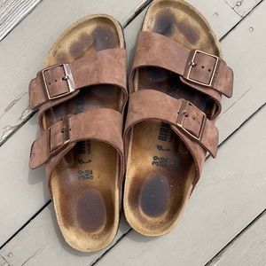 Beautiful dark brown Arizona Birkenstock’s